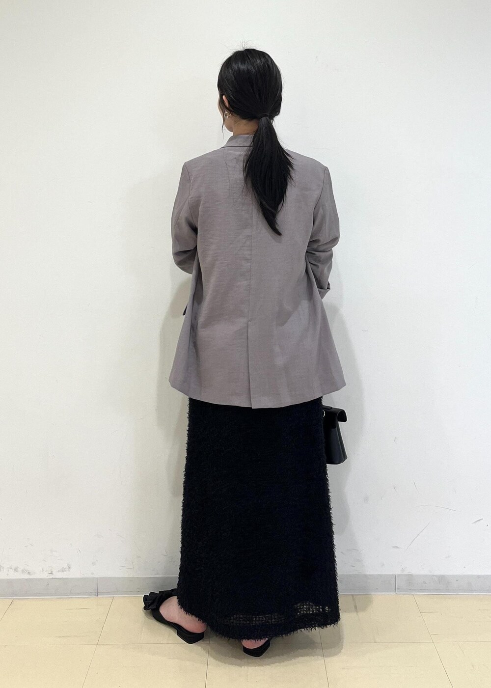 ホワイト系のTシャツ/カットソー、グレー系のテーラードジャケット、ブラック系のサンダルを着用したレディースの夏コーディネートの3枚目の写真