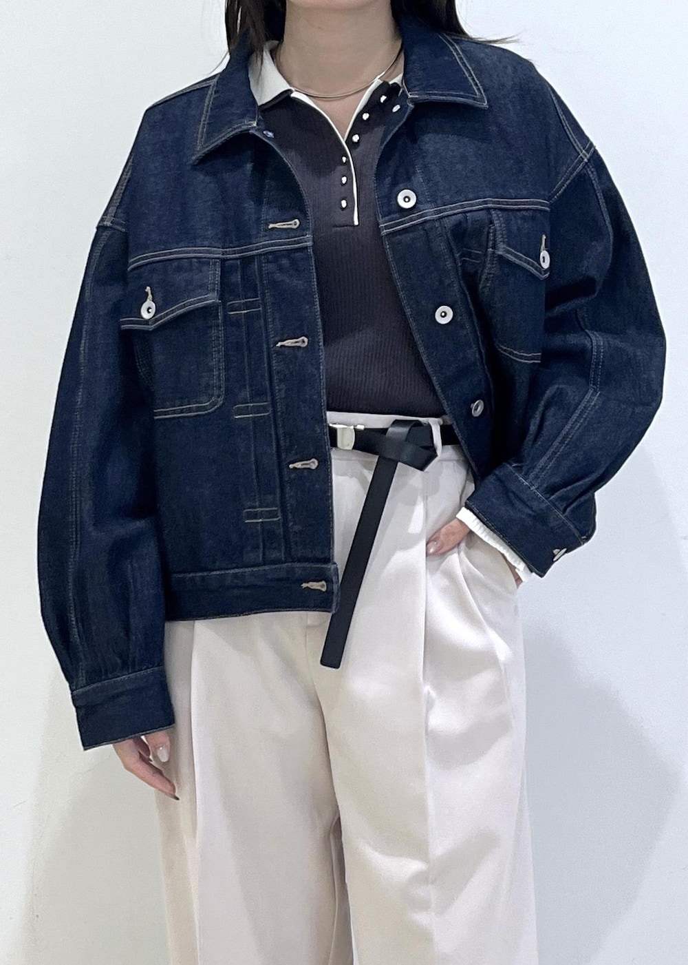 ベージュ系のその他パンツ、ブルー系のデニムジャケット、グレー系のニット/セーターを着用したレディースの冬コーディネートの7枚目の写真