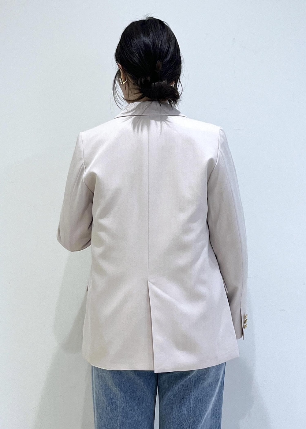 イエロー系のトートバッグ、ベージュ系のローファー、ベージュ系のテーラードジャケットを着用したレディースの冬コーディネートの7枚目の写真