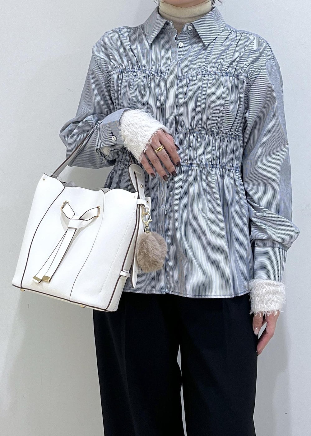 ブラック系のスラックス、ブラック系のテーラードジャケット、ブラック系のパンプスを着用したレディースの秋コーディネートの2枚目の写真