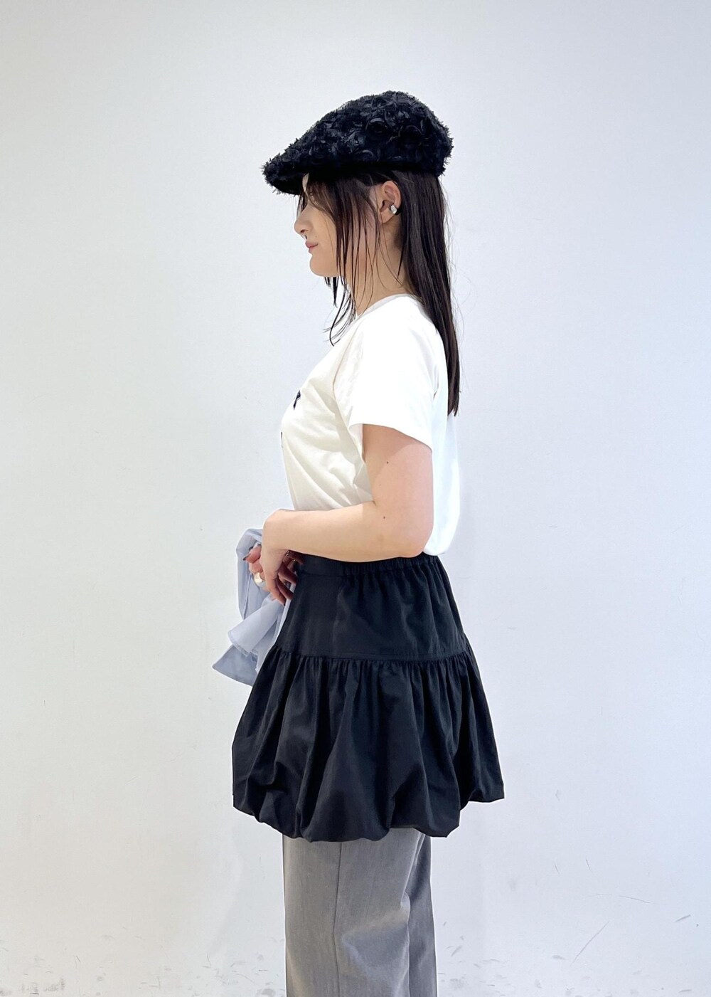 ブラック系のパンプス、ブラック系のスカート、ブルー系のシャツ/ブラウスを着用したレディースの春コーディネートの9枚目の写真