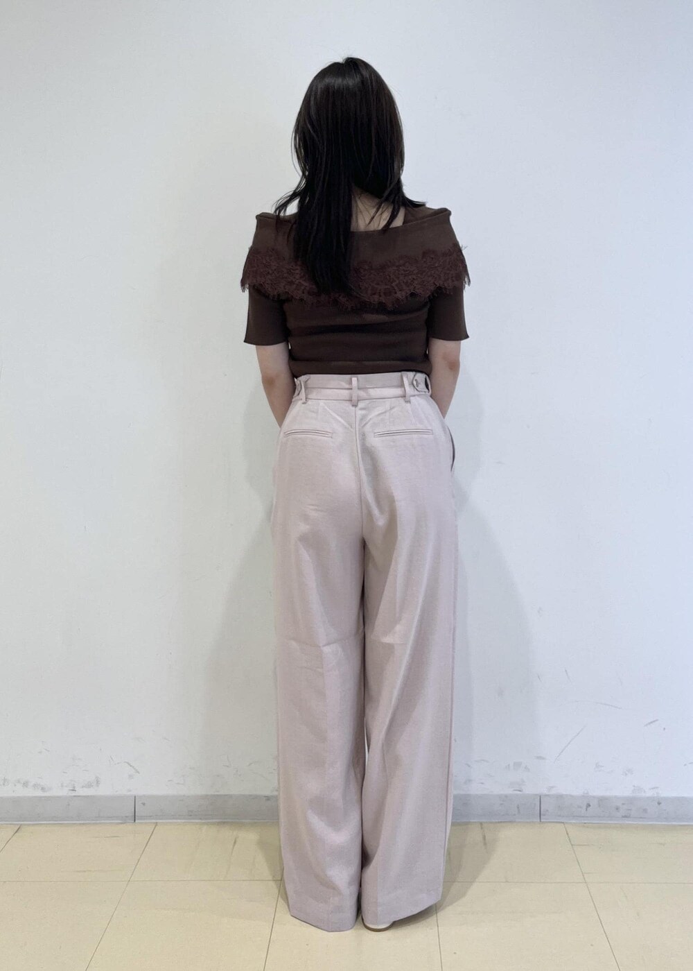 ピンク系のその他パンツ、ホワイト系のパンプス、ホワイト系のショルダーバッグを着用したレディースの夏コーディネートの4枚目の写真