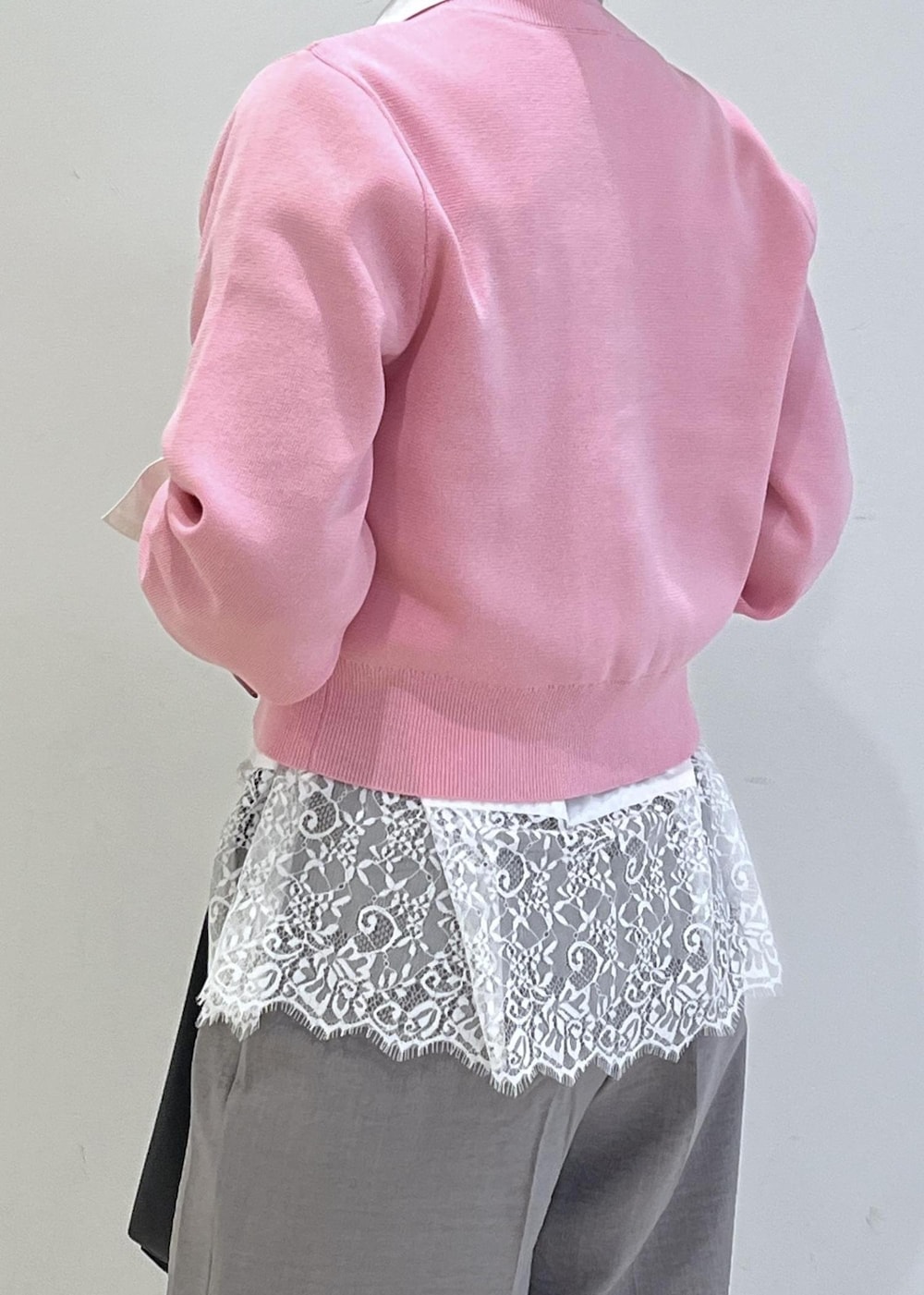 ホワイト系のシャツ/ブラウス、ピンク系のカーディガン/ボレロ、グレー系のその他パンツを着用したレディースの春コーディネートの6枚目の写真