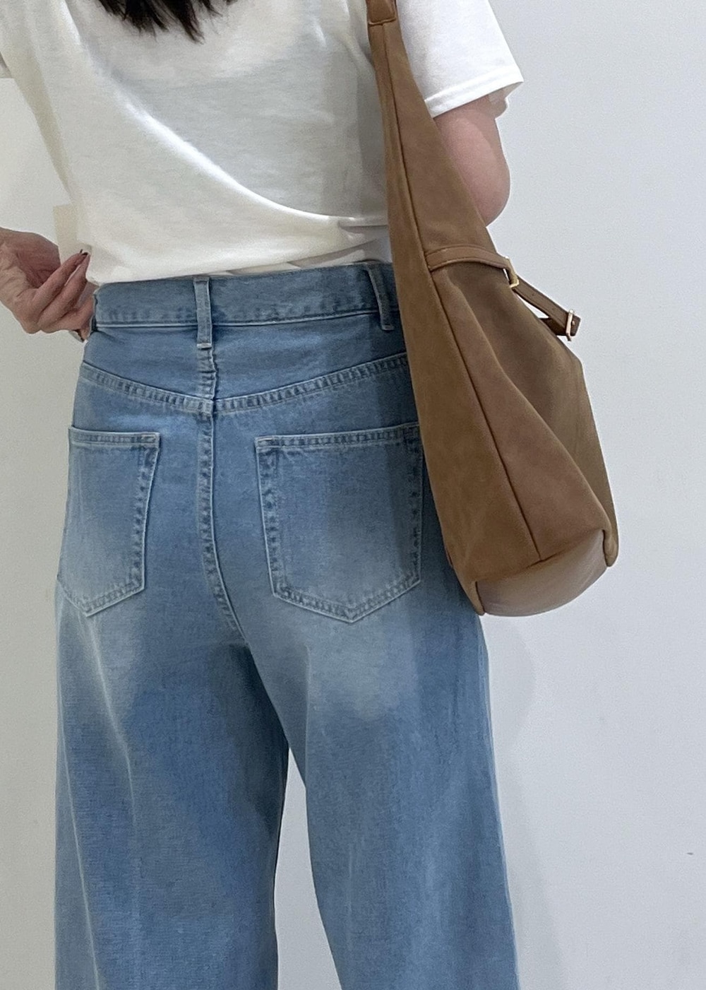 ホワイト系のTシャツ/カットソー、イエロー系のパンプス、ベージュ系のシャツ/ブラウスを着用したレディースの夏コーディネートの10枚目の写真