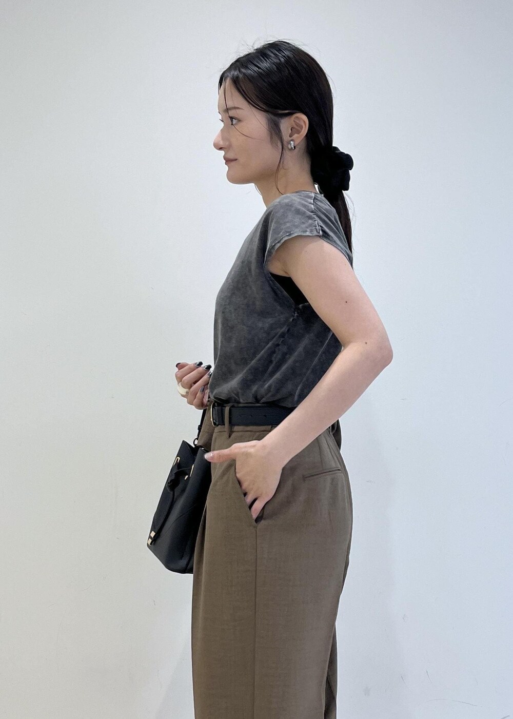 ブラック系のショルダーバッグ、レッド系のサンダル、ブラック系のTシャツ/カットソーを着用したレディースの夏コーディネートの6枚目の写真