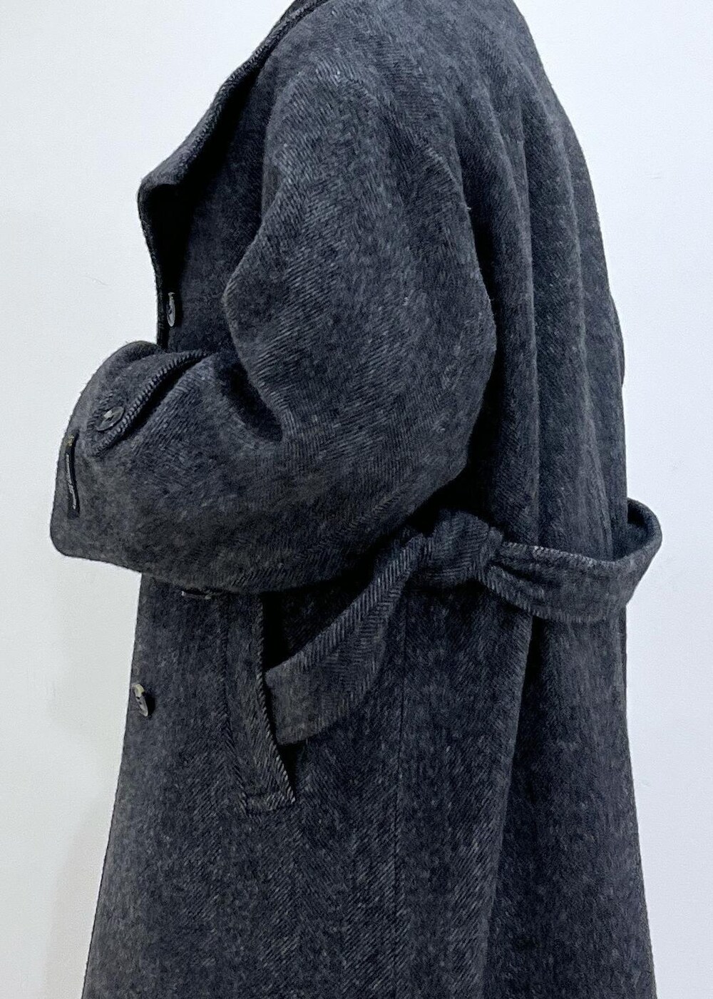 グレー系のスラックス、ホワイト系のベスト、ブルー系のニット/セーターを着用したレディースの秋コーディネートの7枚目の写真