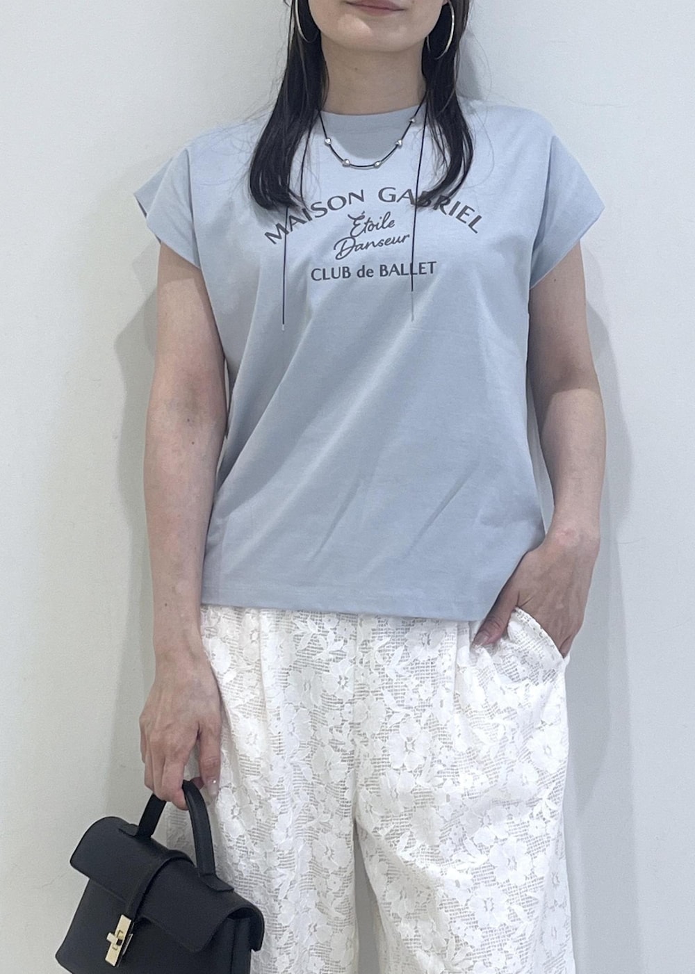 ブルー系のTシャツ/カットソー、ホワイト系のその他パンツ、グレー系のテーラードジャケットを着用したレディースの夏コーディネートの8枚目の写真