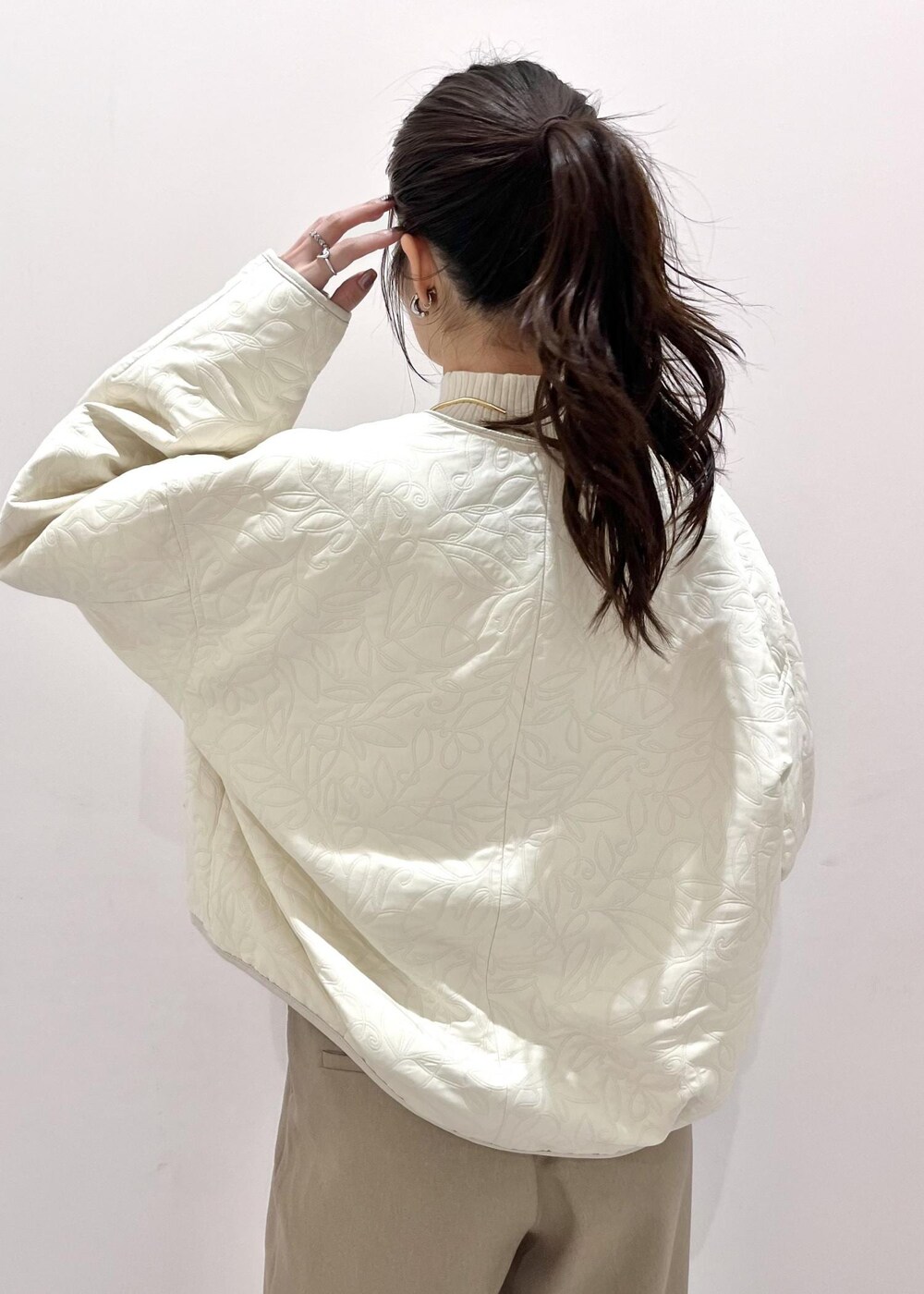 ホワイト系のショルダーバッグ、ホワイト系のブーツ、ホワイト系のブルゾンを着用したレディースの秋コーディネートの7枚目の写真