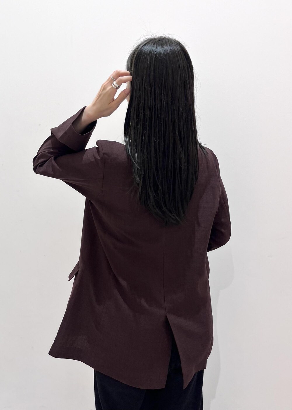 ブラック系のシャツ/ブラウス、ブラック系のその他パンツ、その他のサンダルを着用したレディースの夏コーディネートの4枚目の写真