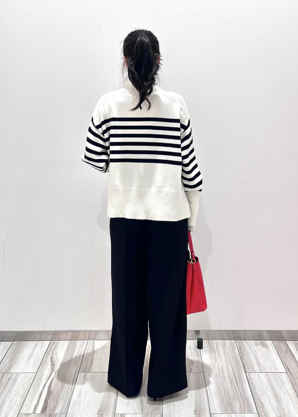 ブラック系のパンプス、ホワイト系のニット/セーター、ホワイト系のニット/セーターを着用したレディースの冬コーディネートの4枚目の写真