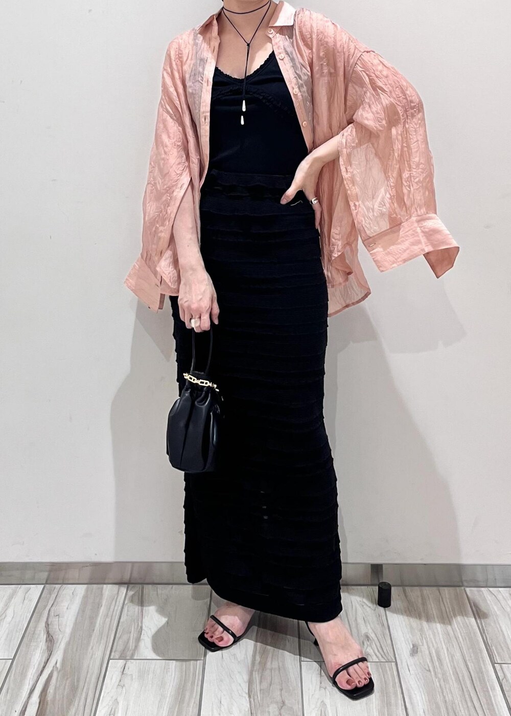 ブラック系のサンダル、ブラック系のスカート、ピンク系のシャツ/ブラウスを着用したレディースの夏コーディネートの2枚目の写真