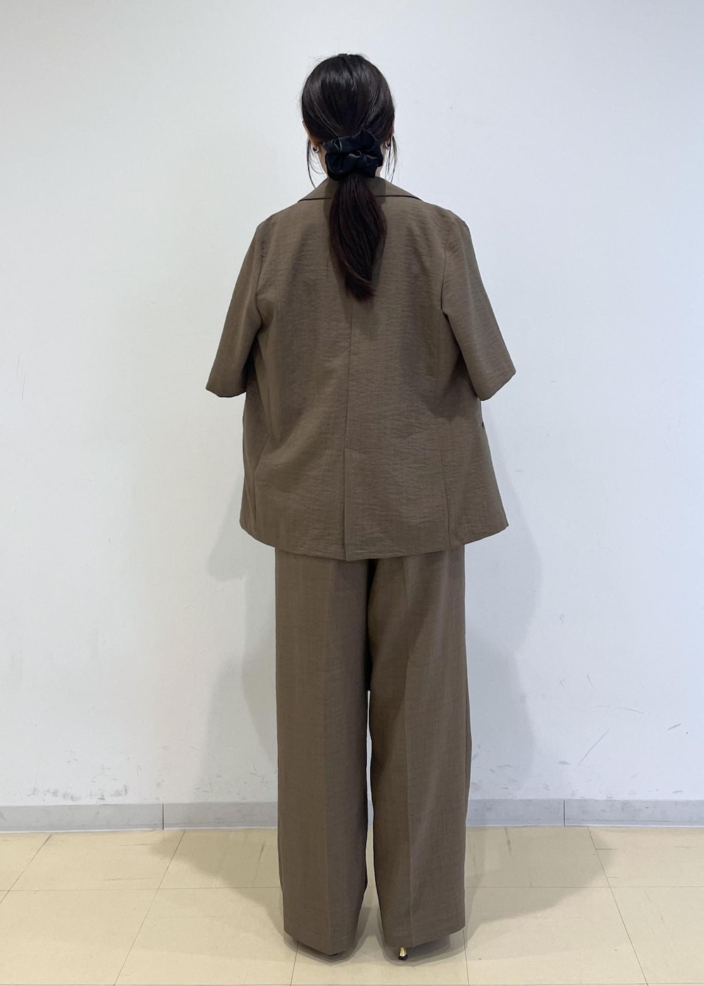 ブラック系のショルダーバッグ、レッド系のサンダル、ブラック系のTシャツ/カットソーを着用したレディースの夏コーディネートの3枚目の写真