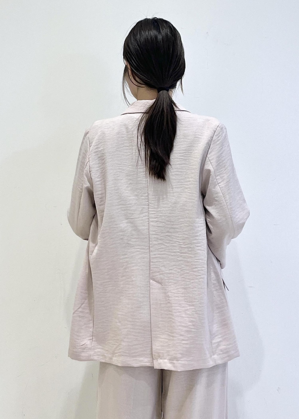 ブラック系のショルダーバッグ、ブラック系のパンプス、ピンク系のその他パンツを着用したレディースの春コーディネートの7枚目の写真