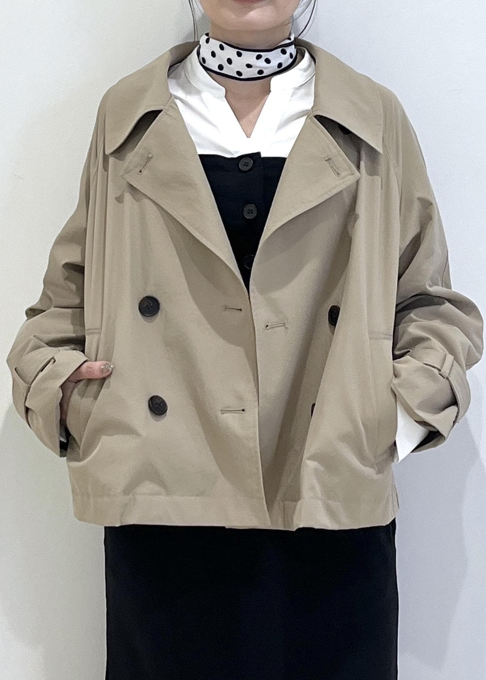 ブラック系のパンプス、ブラック系のスカート、ブラック系のシャツ/ブラウスを着用したレディースの春コーディネートの4枚目の写真