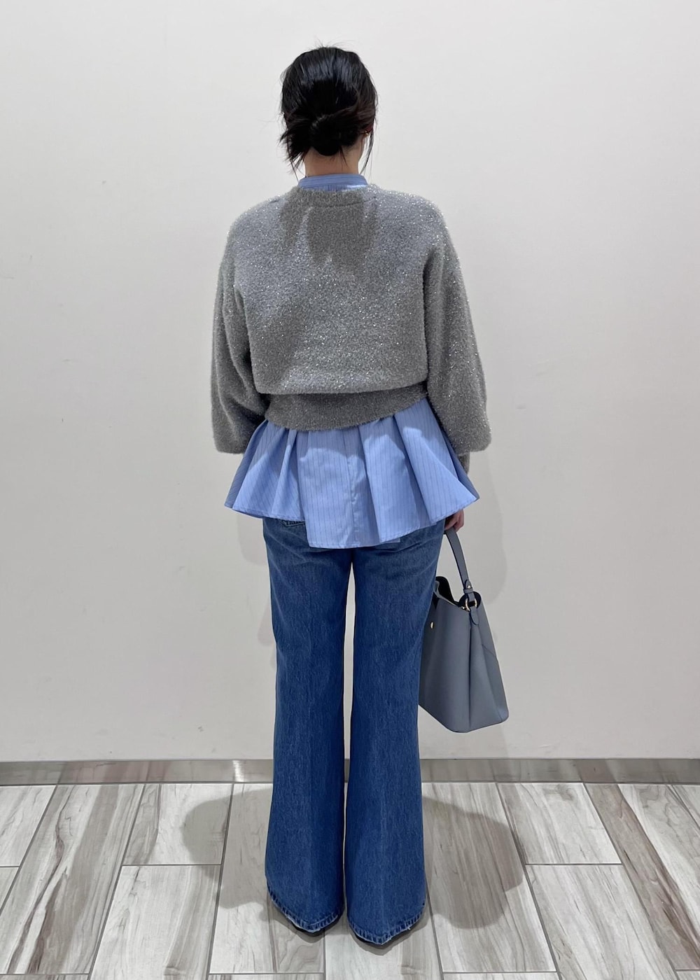 シルバー系のパンプス、ブルー系のデニムパンツ、ブルー系のシャツ/ブラウスを着用したレディースの冬コーディネートの4枚目の写真