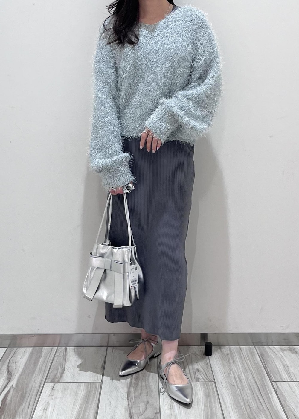 「ニット、きらきら、ラメ、ふわきら、初冬コーデ、冬コーデ、お出かけコーデ、VIS、ウェーブ、ブルべ夏、混合、トップス、ニット/セーター、ワンピース、バッグ」｜「Juzeの【新色・追加生産】リボンフラットパンプス（パンプス、シルバー系）」を使った、ik18さん（レディース・158cm）の冬コーディネートの2枚目の写真