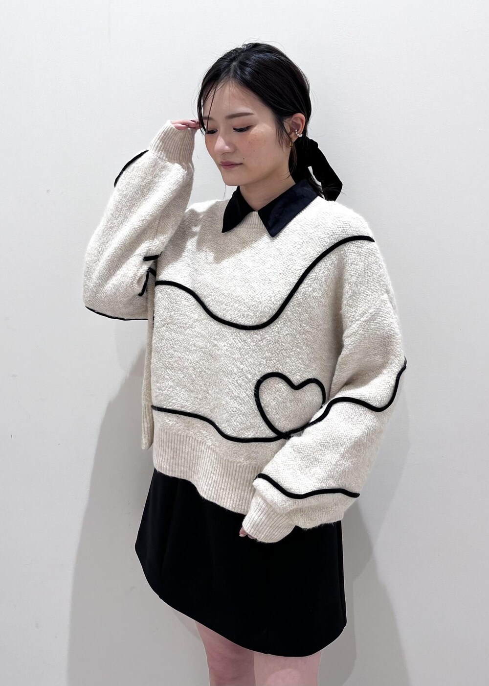 ブラック系のパンプス、ブラウン系のハンドバッグ、ブラック系のシャツ/ブラウスを着用したレディースの秋コーディネートの6枚目の写真