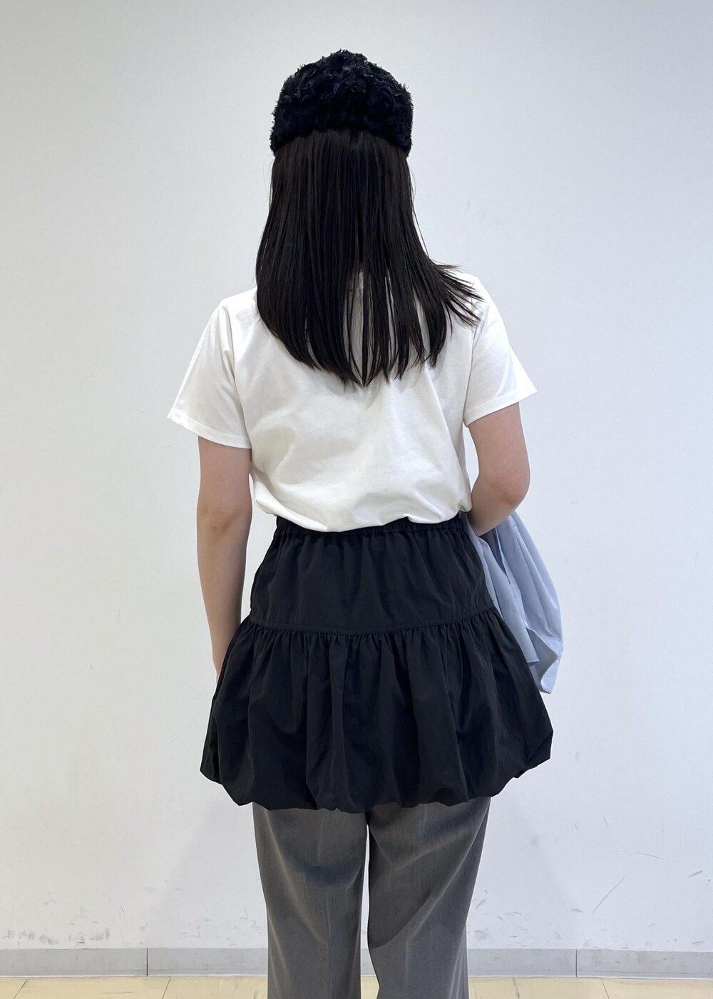 ブラック系のパンプス、ブラック系のスカート、ブルー系のシャツ/ブラウスを着用したレディースの春コーディネートの10枚目の写真