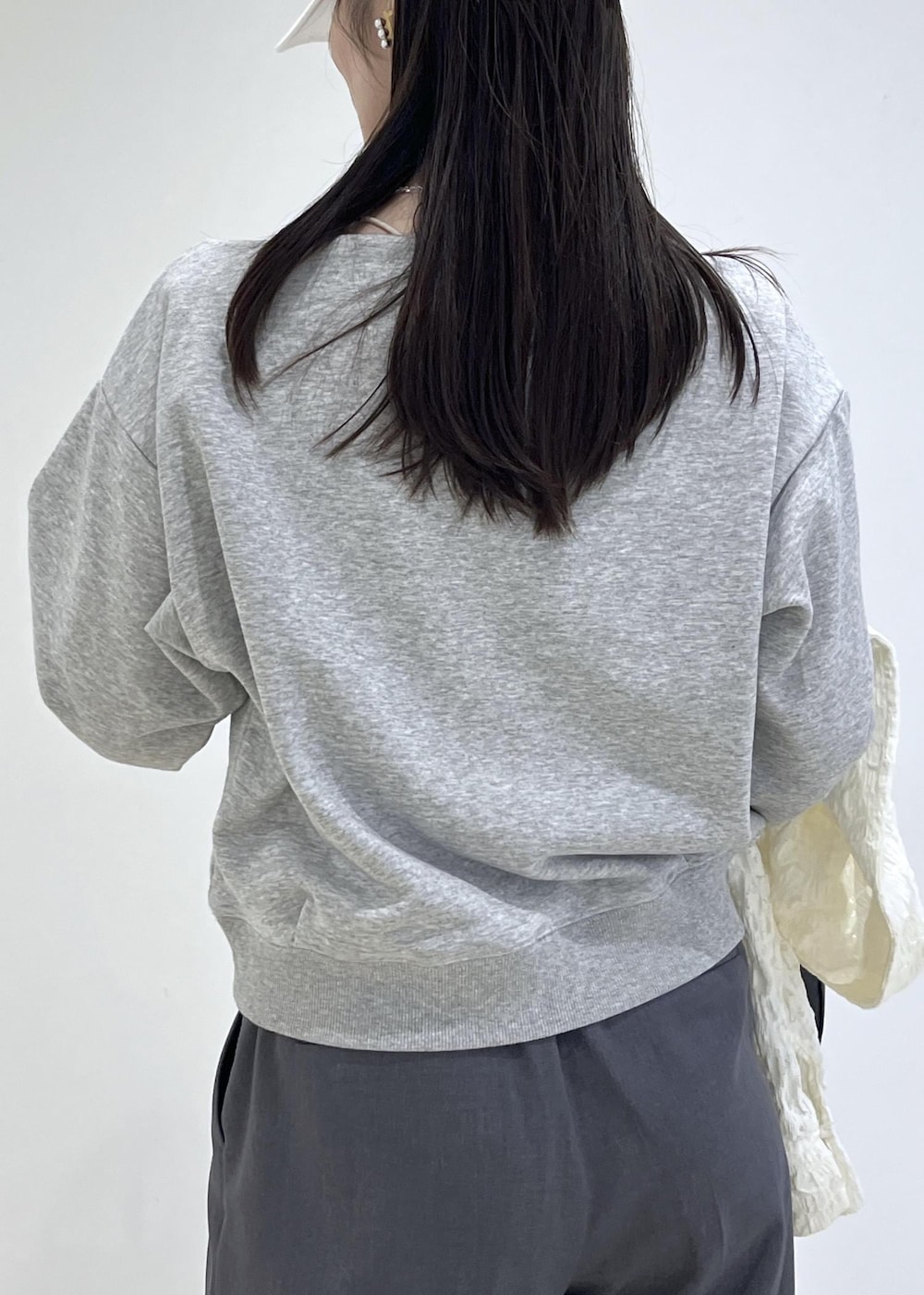 ホワイト系のパンプス、ブラック系のショルダーバッグ、ホワイト系のカーディガン/ボレロを着用したレディースの春コーディネートの7枚目の写真