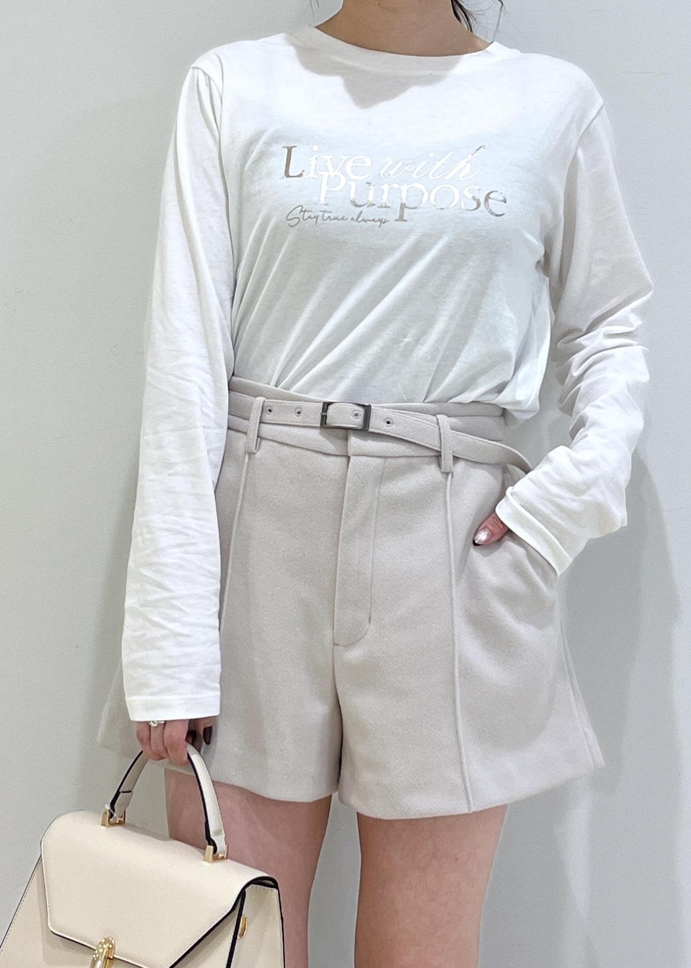 ホワイト系のTシャツ/カットソー、ブラウン系のテーラードジャケット、ベージュ系のその他パンツを着用したレディースの秋コーディネートの8枚目の写真