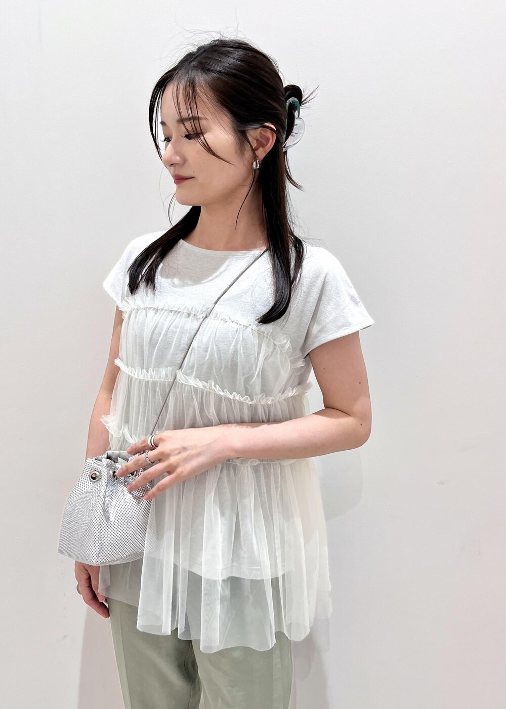 「24SS夏の新作、リラックス、リラックスパンツ、パンツコーデ、テーパード、冷感、センタープレス、ブルベ、骨格ウェーブ、夏コーデ、デートコーデ、大人カジュアル、VIS、ウェーブ、ブルべ夏」｜「VISのリネンライクリラックステーパードパンツ【接触冷感・洗える】【低身長～高身長】（スラックス、グリーン系）」を使った、ik18さん（レディース・158cm）の夏コーディネートの2枚目の写真