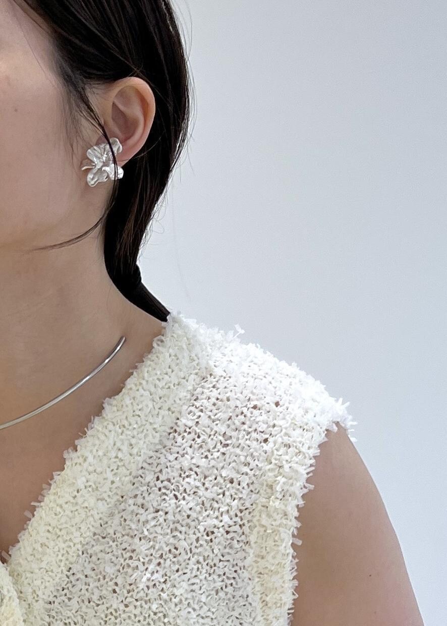 ホワイト系のハンドバッグ、グリーン系のスカート、ホワイト系のサンダルを着用したレディースの春コーディネートの10枚目の写真