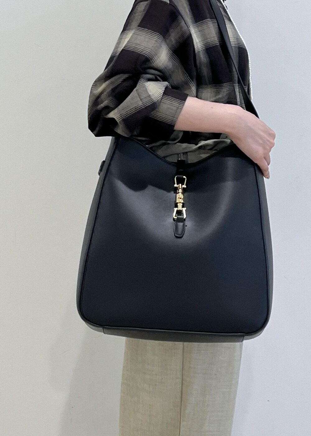 ブラック系のシャツ/ブラウス、ベージュ系のその他パンツ、ブラック系のトートバッグを着用したレディースの秋コーディネートの8枚目の写真