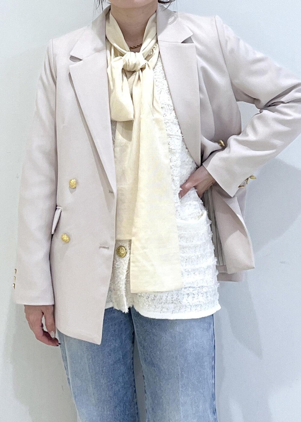 イエロー系のトートバッグ、ベージュ系のローファー、ベージュ系のテーラードジャケットを着用したレディースの冬コーディネートの9枚目の写真