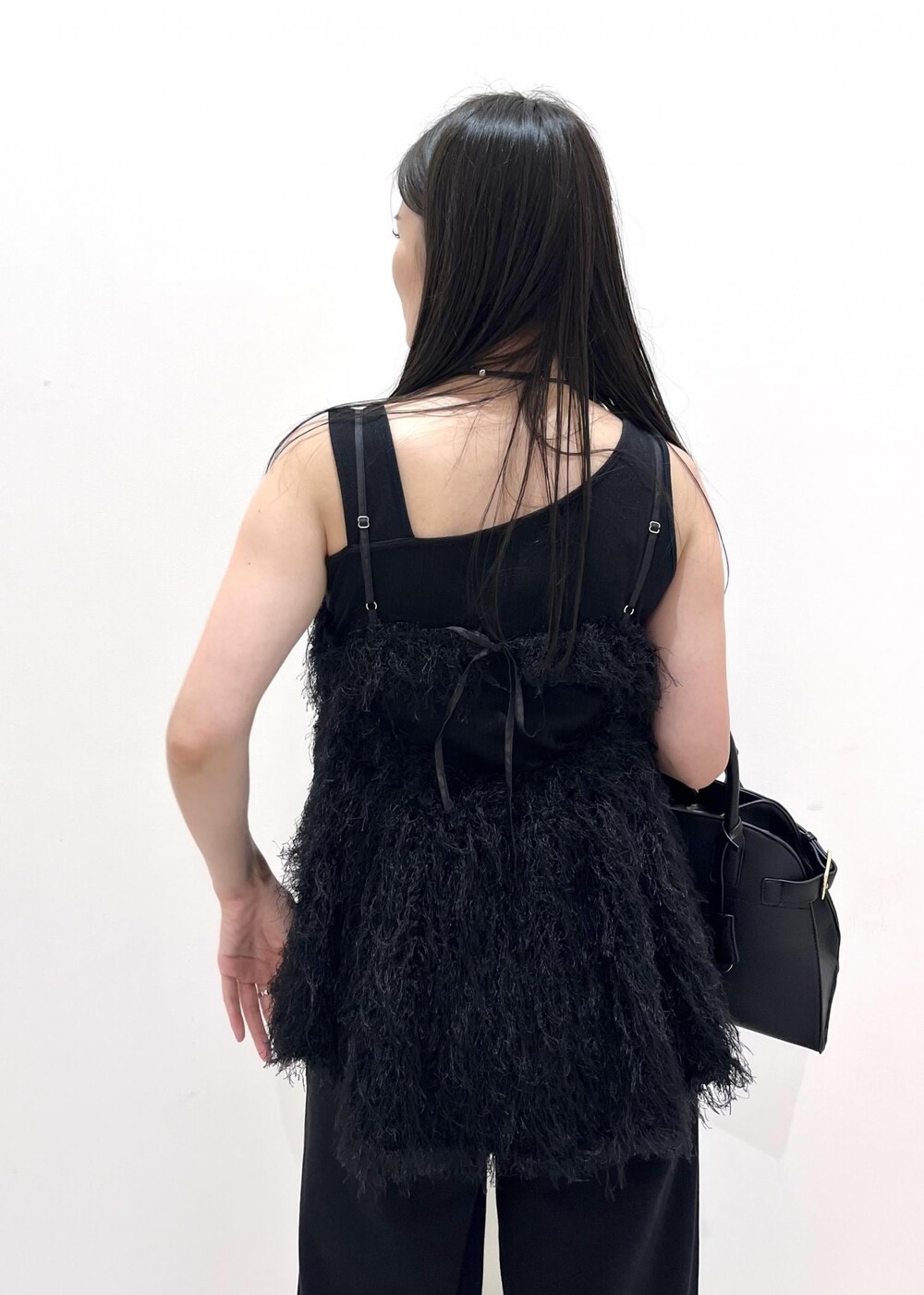 ブラック系のシャツ/ブラウス、ブラック系のその他パンツ、その他のサンダルを着用したレディースの夏コーディネートの6枚目の写真