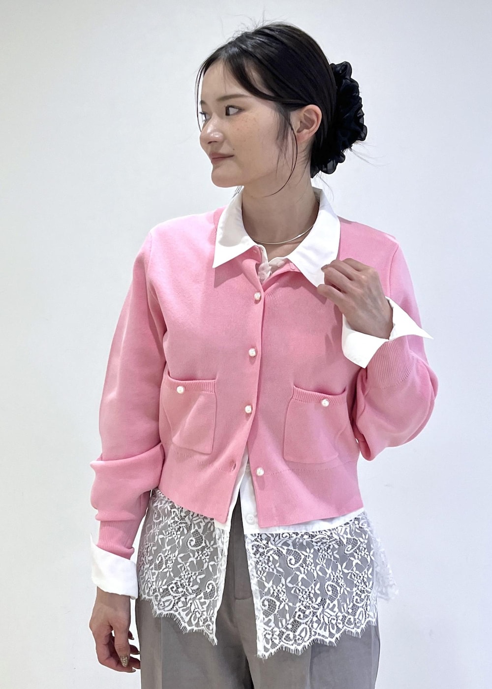 ホワイト系のシャツ/ブラウス、ピンク系のカーディガン/ボレロ、グレー系のその他パンツを着用したレディースの春コーディネートの4枚目の写真