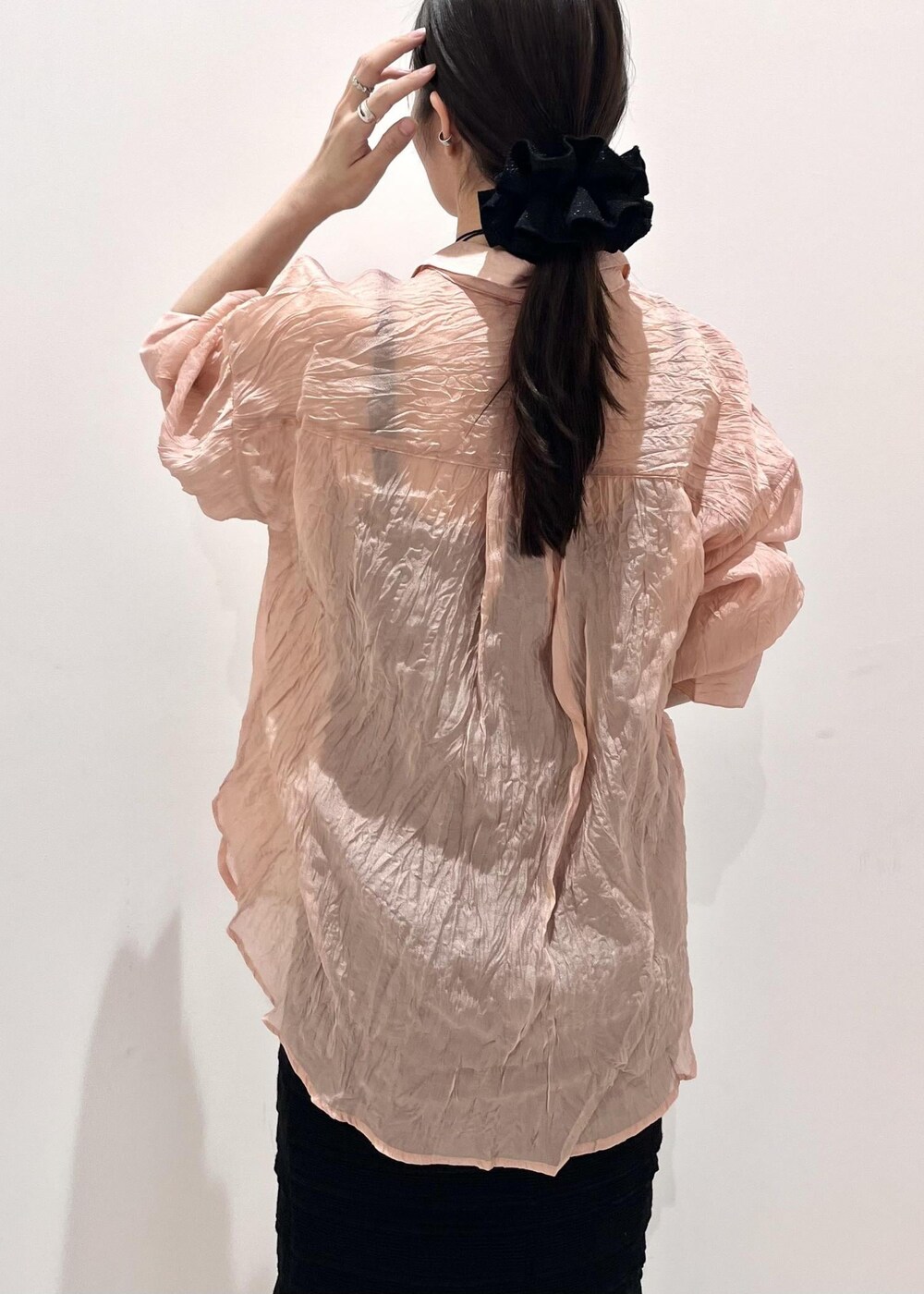 ブラック系のサンダル、ブラック系のスカート、ピンク系のシャツ/ブラウスを着用したレディースの夏コーディネートの3枚目の写真