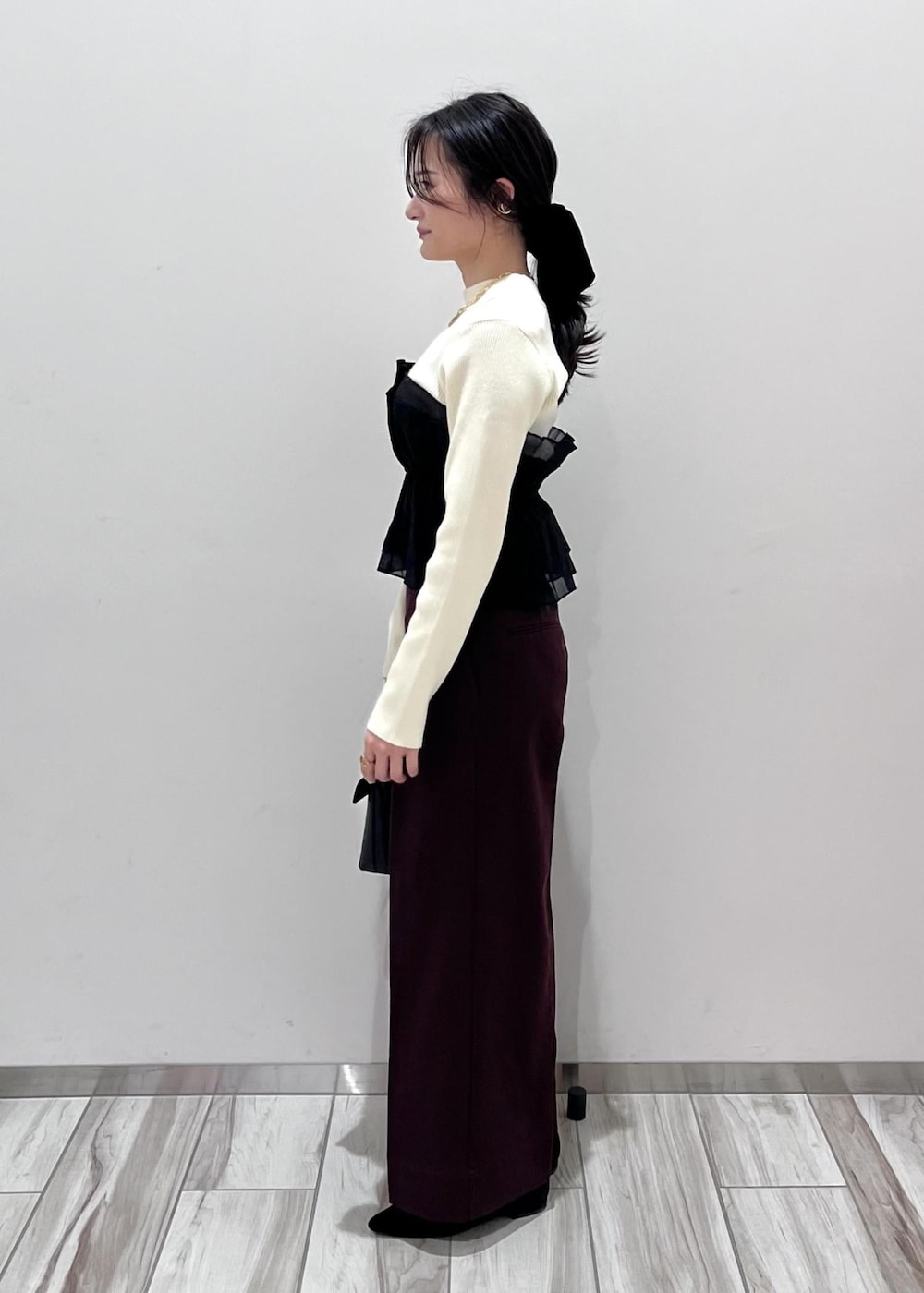 その他のショルダーバッグ、ブラウン系のその他パンツ、ホワイト系のニット/セーターを着用したレディースの冬コーディネートの3枚目の写真