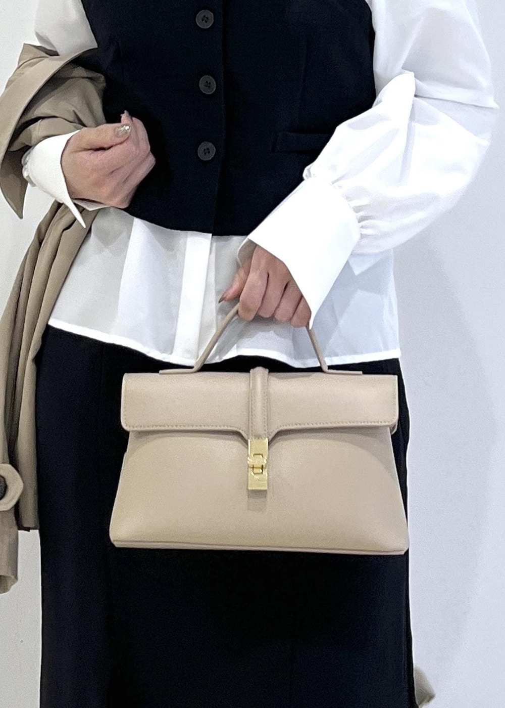 ブラック系のパンプス、ブラック系のスカート、ブラック系のシャツ/ブラウスを着用したレディースの春コーディネートの10枚目の写真