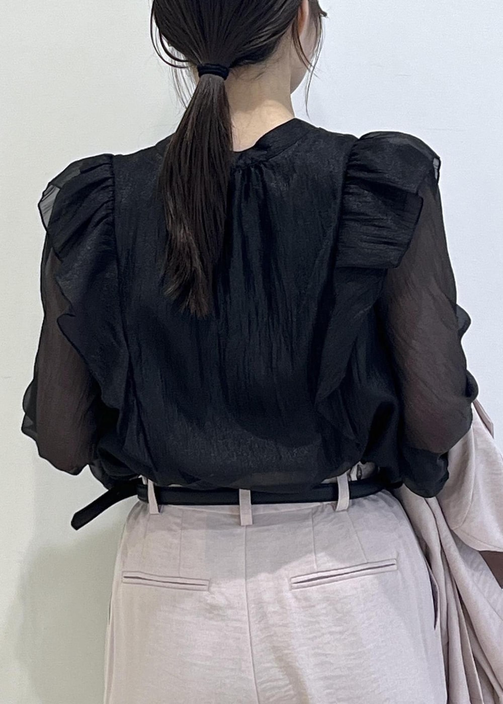 ブラック系のショルダーバッグ、ブラック系のパンプス、ピンク系のその他パンツを着用したレディースの春コーディネートの10枚目の写真