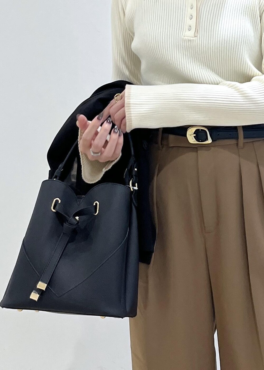 ブラック系のショルダーバッグ、ブラック系のテーラードジャケット、イエロー系のその他パンツを着用したレディースの秋コーディネートの10枚目の写真