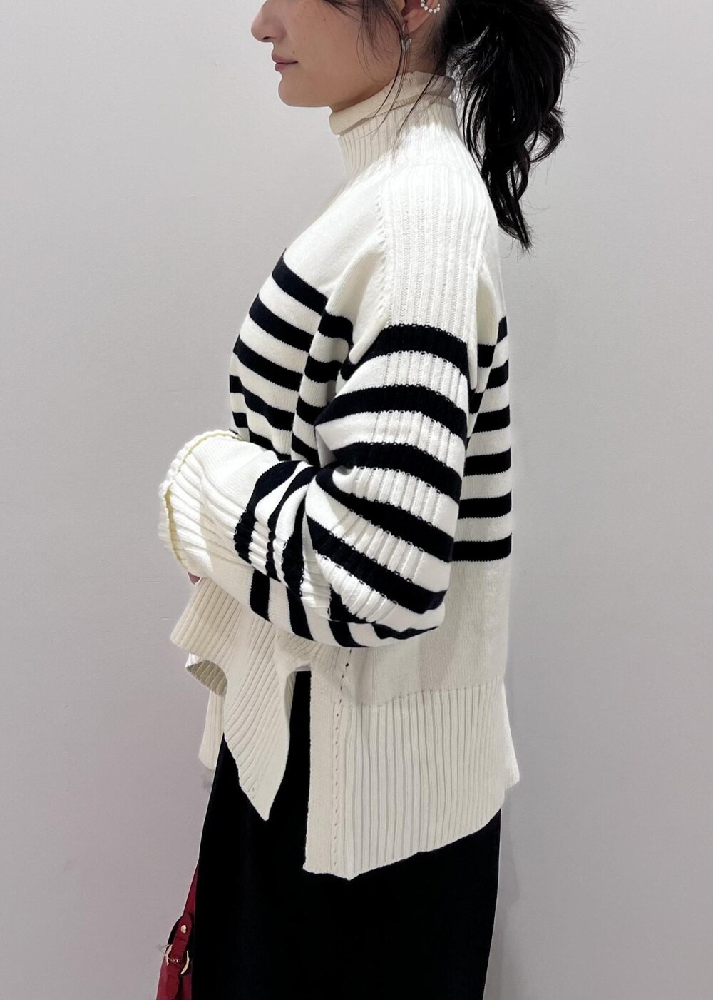 ブラック系のパンプス、ホワイト系のニット/セーター、ホワイト系のニット/セーターを着用したレディースの冬コーディネートの7枚目の写真