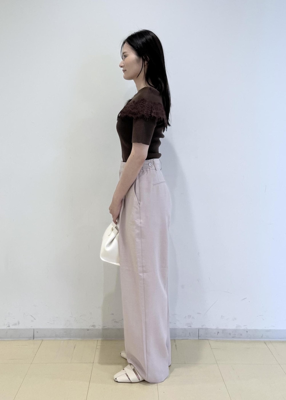 ピンク系のその他パンツ、ホワイト系のパンプス、ホワイト系のショルダーバッグを着用したレディースの夏コーディネートの3枚目の写真