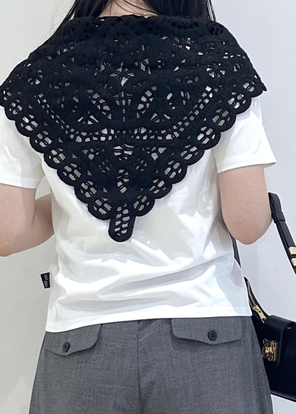 ブラック系のショルダーバッグ、ホワイト系のTシャツ/カットソー、ブラック系のその他パンツを着用したレディースの夏コーディネートの7枚目の写真