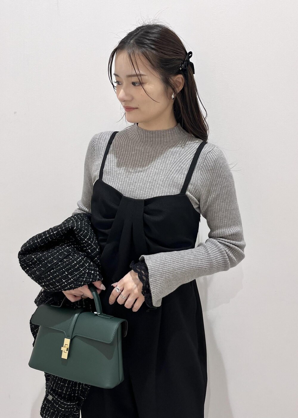 グリーン系のショルダーバッグ、ブラック系のバレエシューズ、ブラック系のTシャツ/カットソーを着用したレディースの秋コーディネートの5枚目の写真
