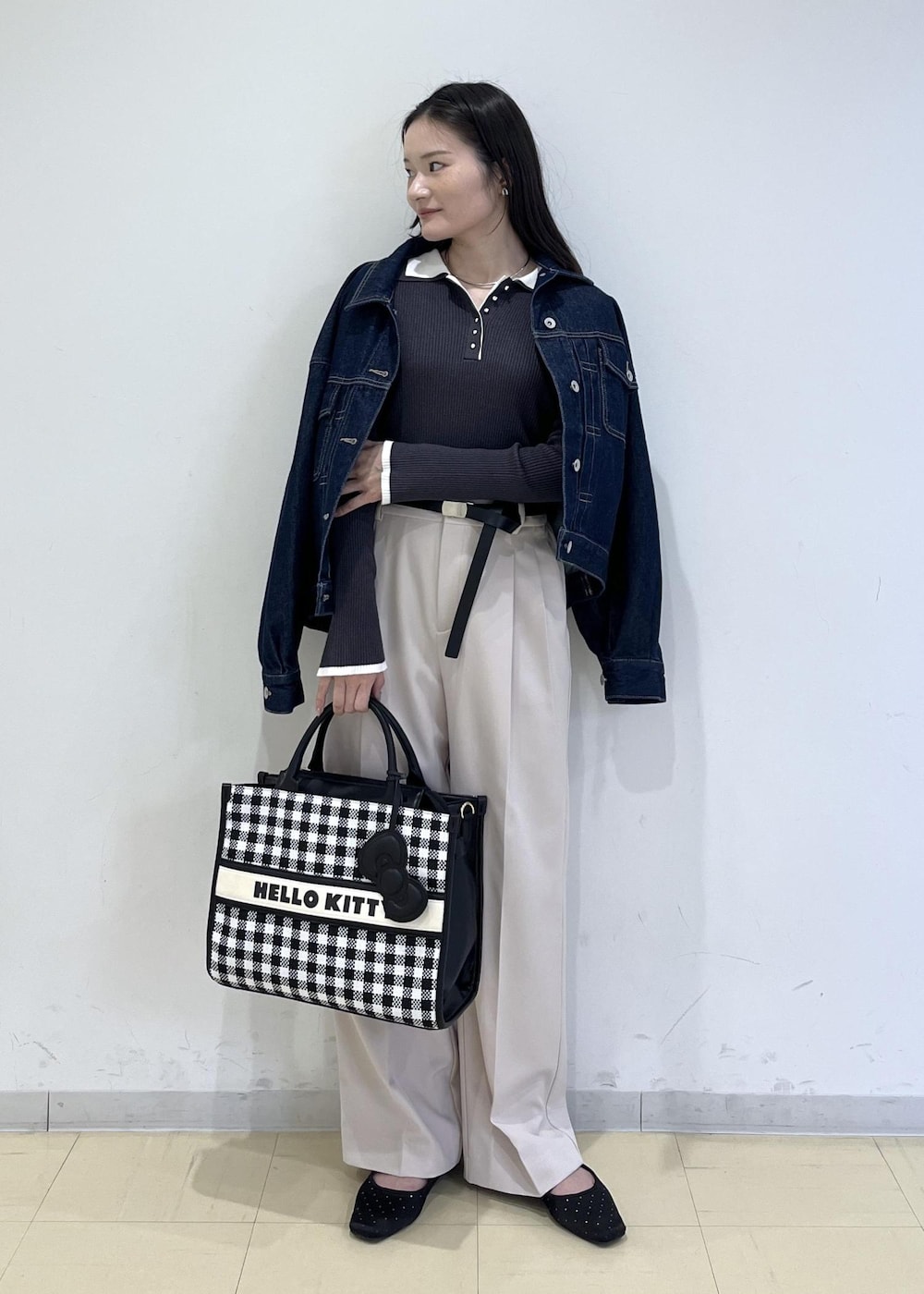 ベージュ系のその他パンツ、ブルー系のデニムジャケット、グレー系のニット/セーターを着用したレディースの冬コーディネートの2枚目の写真