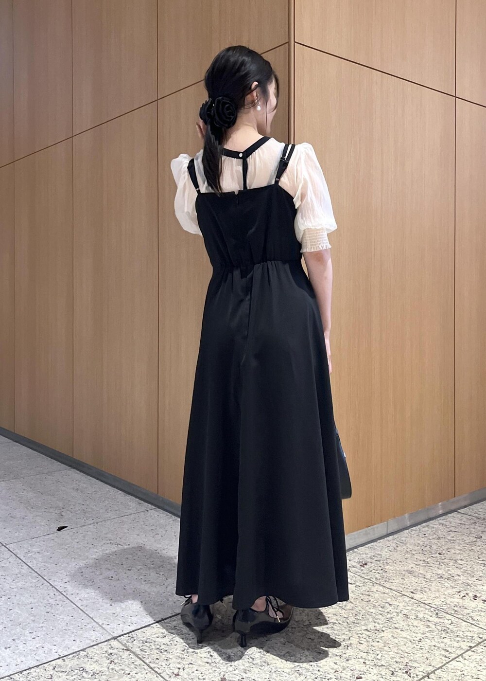 ブラック系のハンドバッグ、ブラック系のパンプス、ブラック系のワンピースを着用したレディースの春コーディネートの5枚目の写真