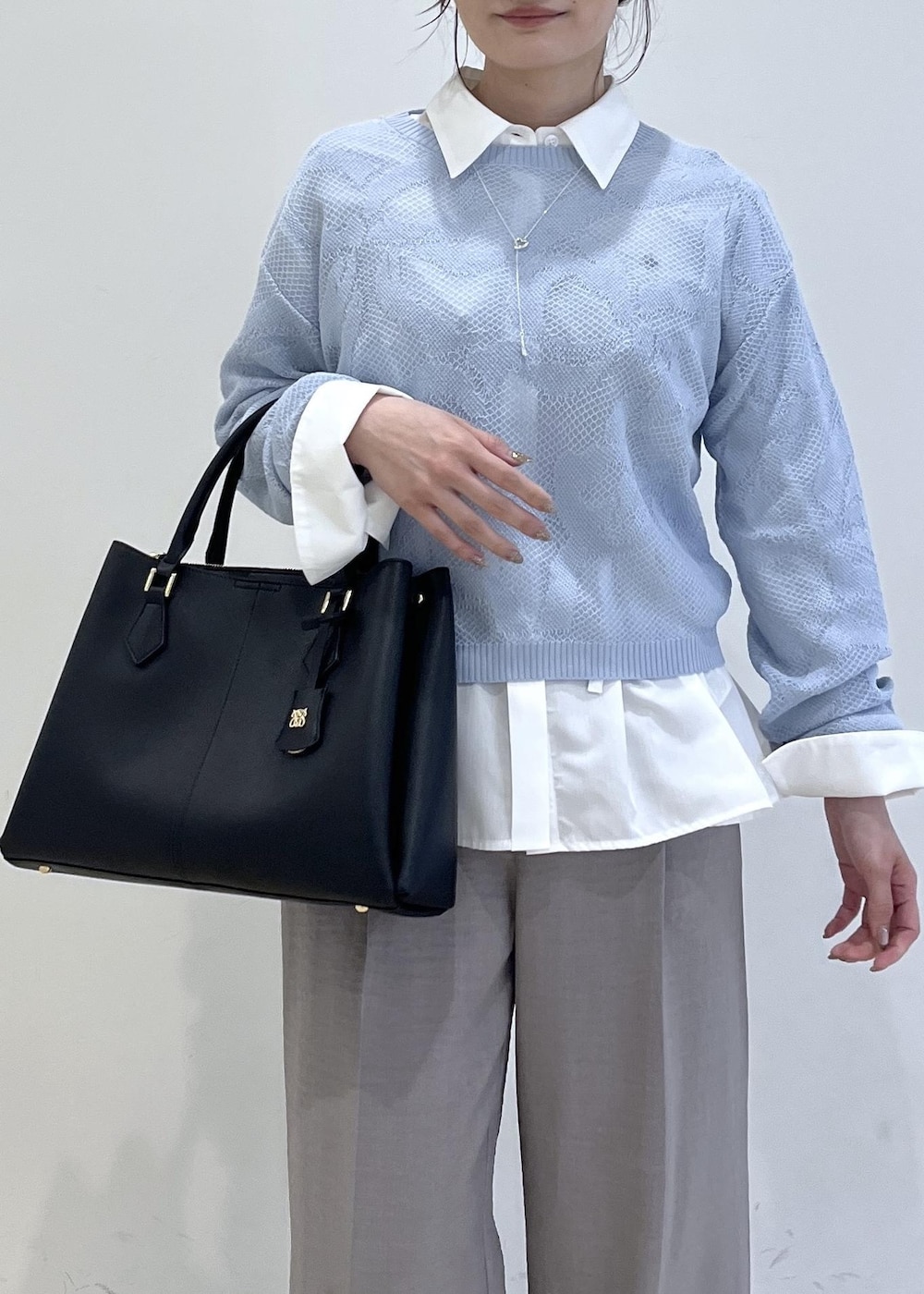 ブラック系のパンプス、グレー系のその他パンツ、ホワイト系のシャツ/ブラウスを着用したレディースの春コーディネートの4枚目の写真