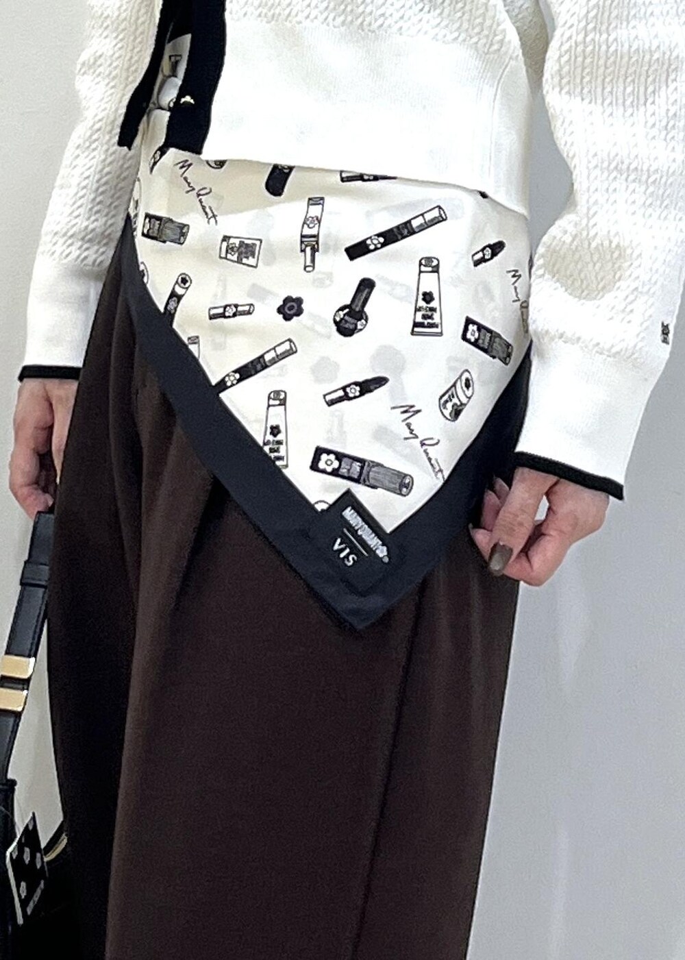 ブラック系のローファー、ブラウン系のその他パンツ、ホワイト系のカーディガン/ボレロを着用したレディースの秋コーディネートの6枚目の写真