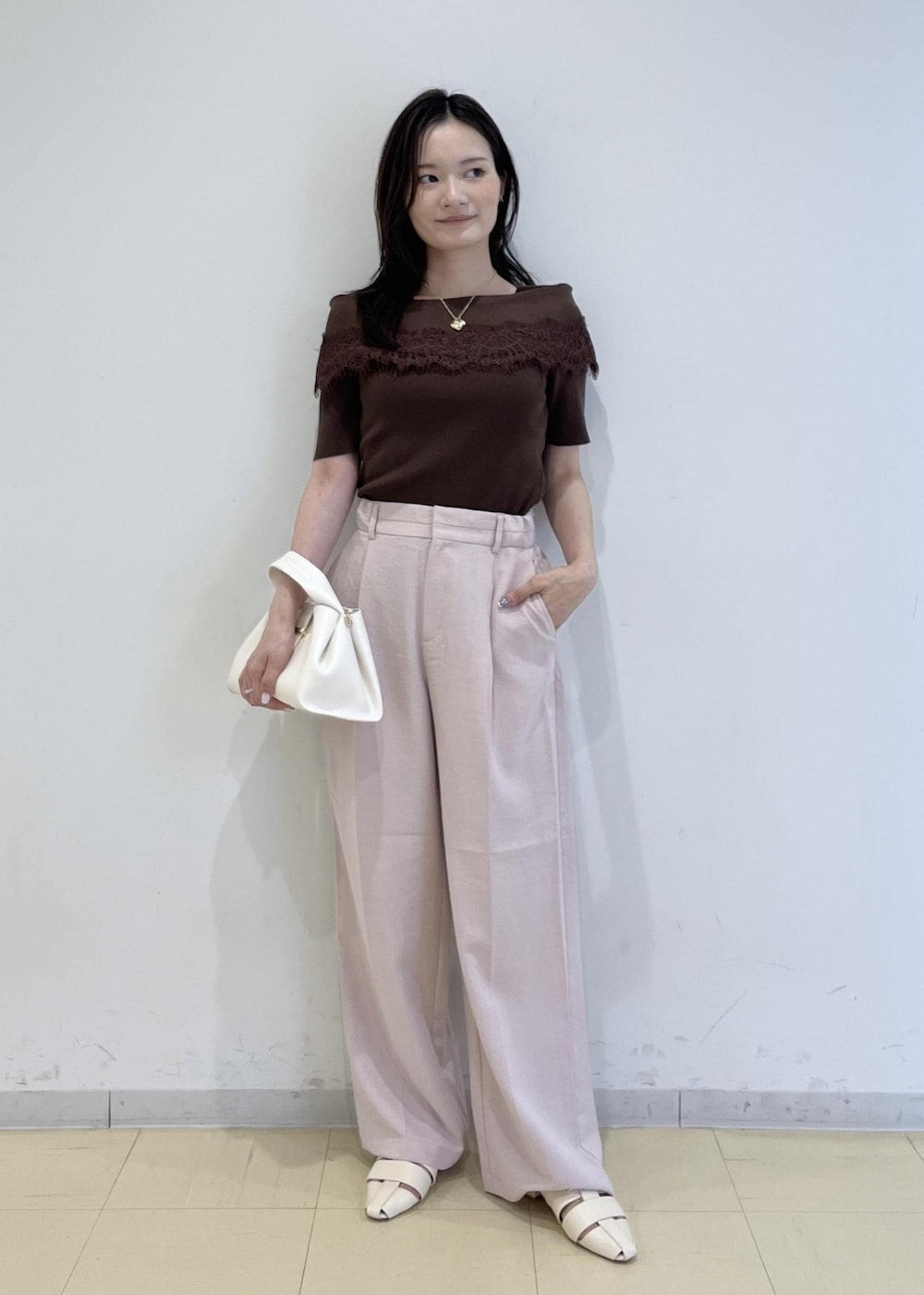 ピンク系のその他パンツ、ホワイト系のパンプス、ホワイト系のショルダーバッグを着用したレディースの夏コーディネートの2枚目の写真