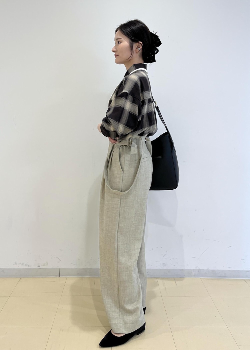 ブラック系のシャツ/ブラウス、ベージュ系のその他パンツ、ブラック系のトートバッグを着用したレディースの秋コーディネートの2枚目の写真