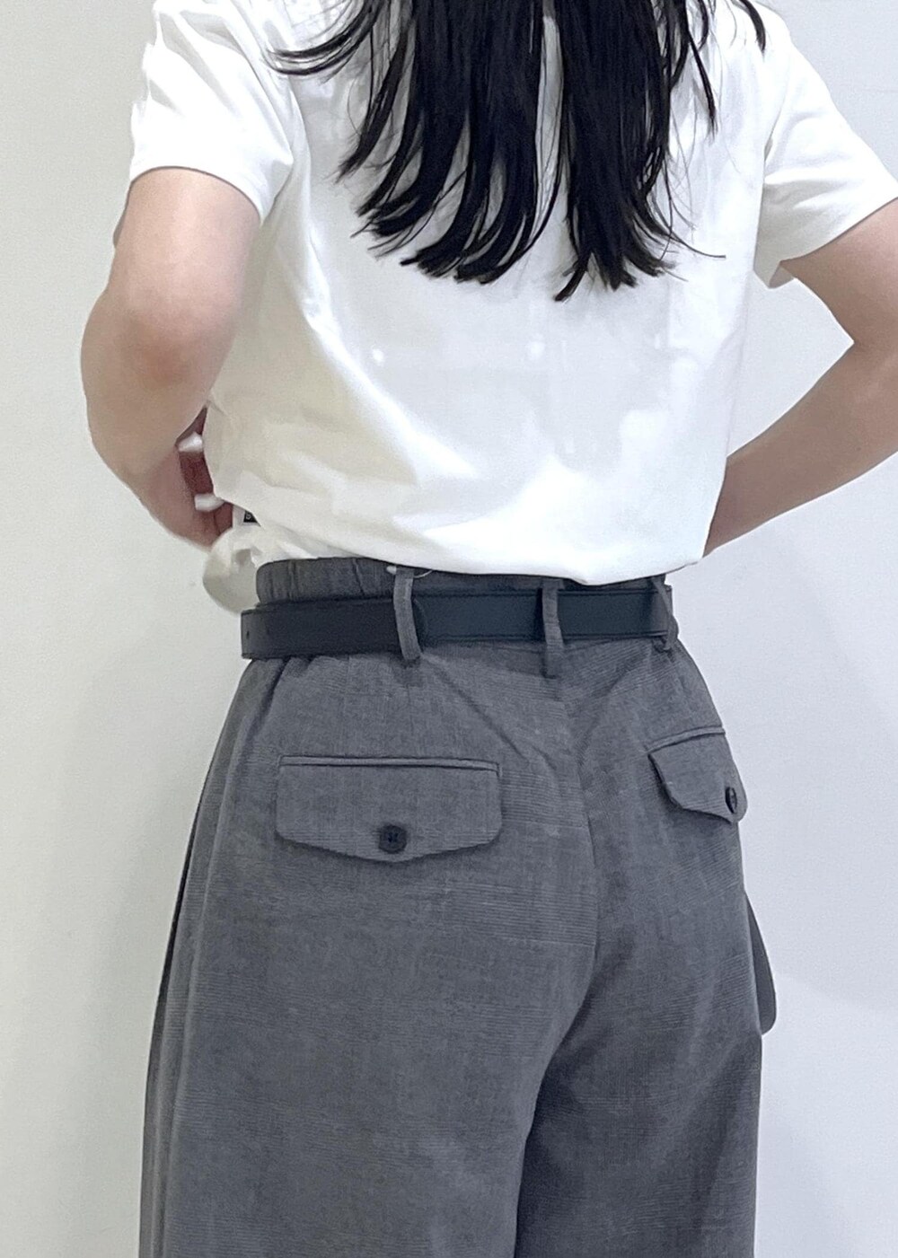 ブラック系のショルダーバッグ、ホワイト系のTシャツ/カットソー、ブラック系のその他パンツを着用したレディースの夏コーディネートの9枚目の写真
