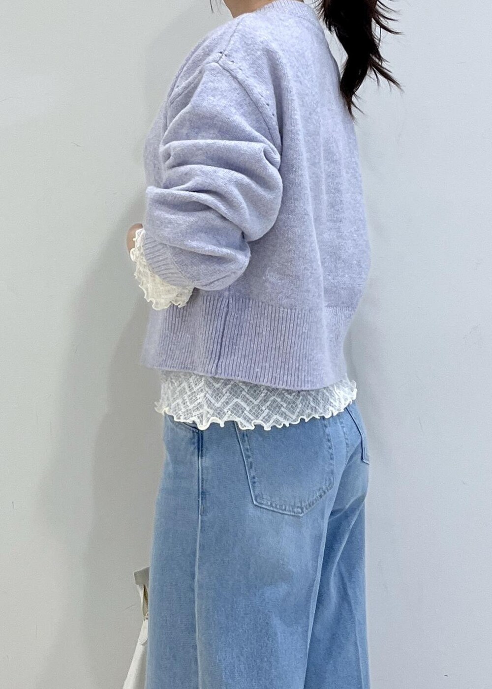 ホワイト系のショルダーバッグ、ホワイト系のパンプス、パープル系のカーディガン/ボレロを着用したレディースの秋コーディネートの5枚目の写真