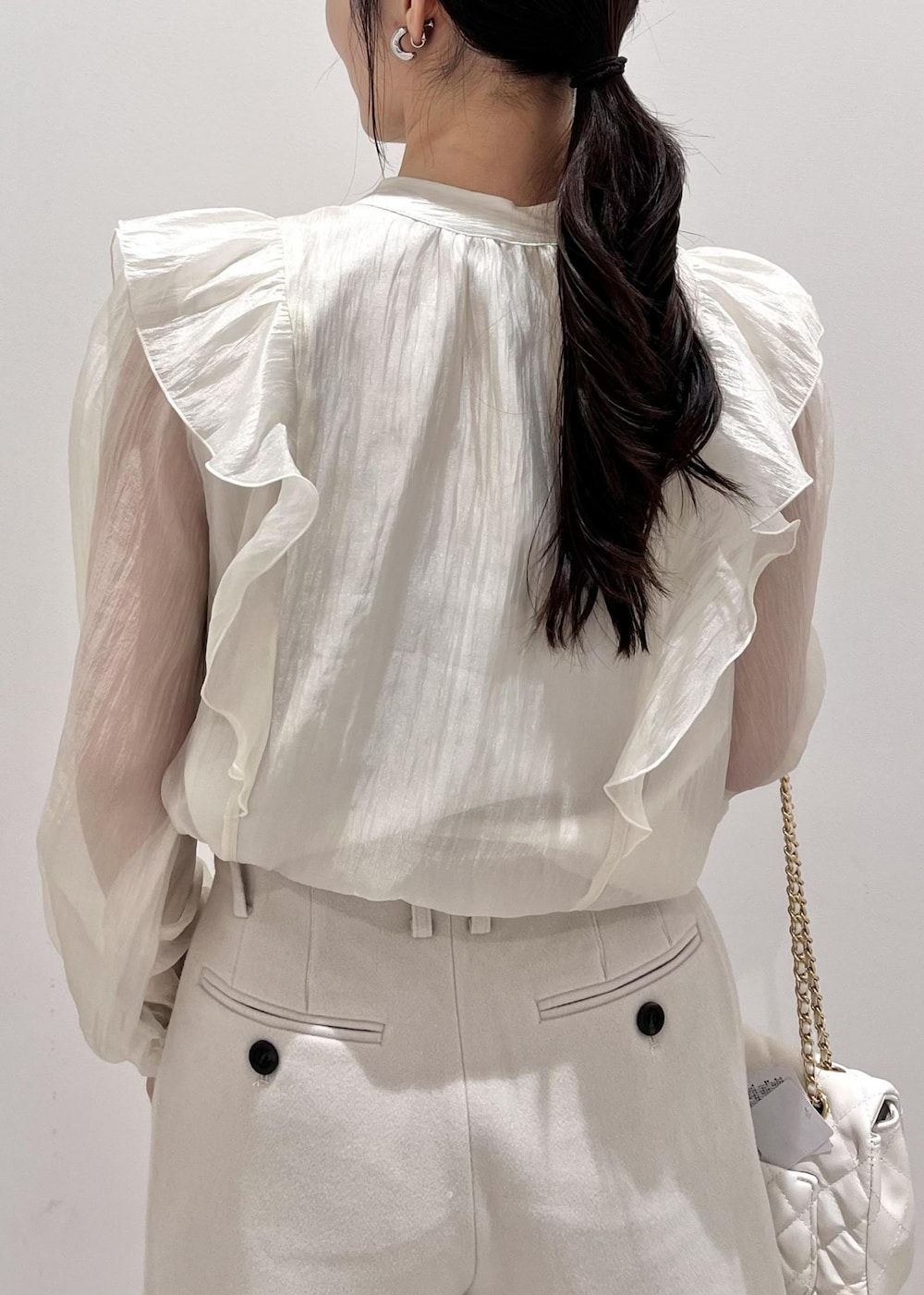 ベージュ系のその他パンツ、ホワイト系のショルダーバッグ、ホワイト系のシャツ/ブラウスを着用したレディースの秋コーディネートの8枚目の写真