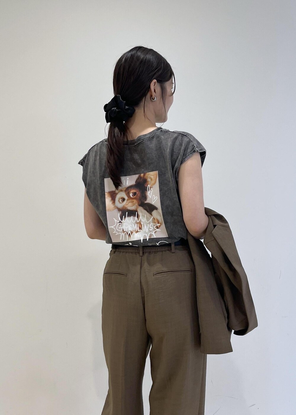 ブラック系のショルダーバッグ、レッド系のサンダル、ブラック系のTシャツ/カットソーを着用したレディースの夏コーディネートの7枚目の写真