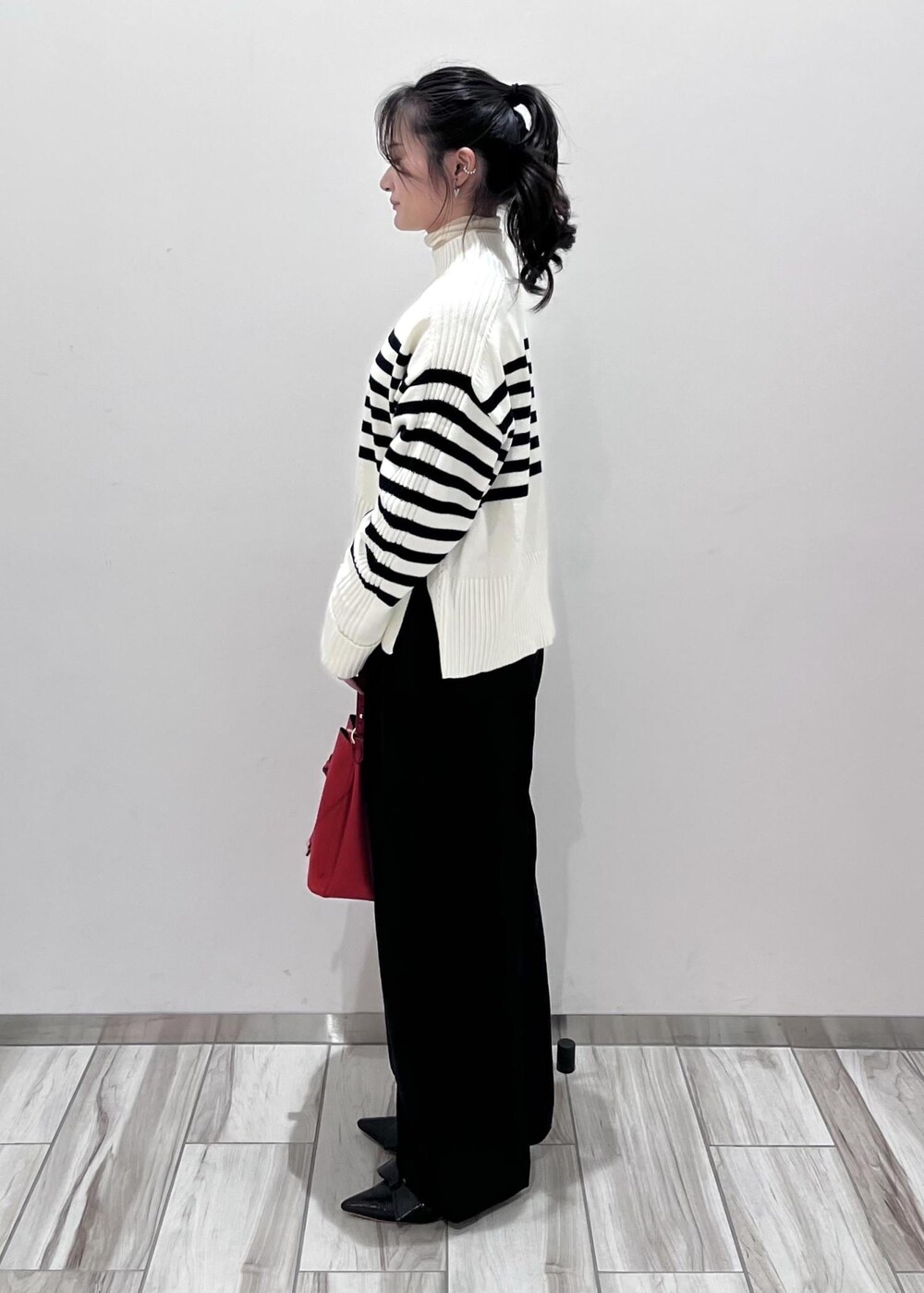 ブラック系のパンプス、ホワイト系のニット/セーター、ホワイト系のニット/セーターを着用したレディースの冬コーディネートの3枚目の写真